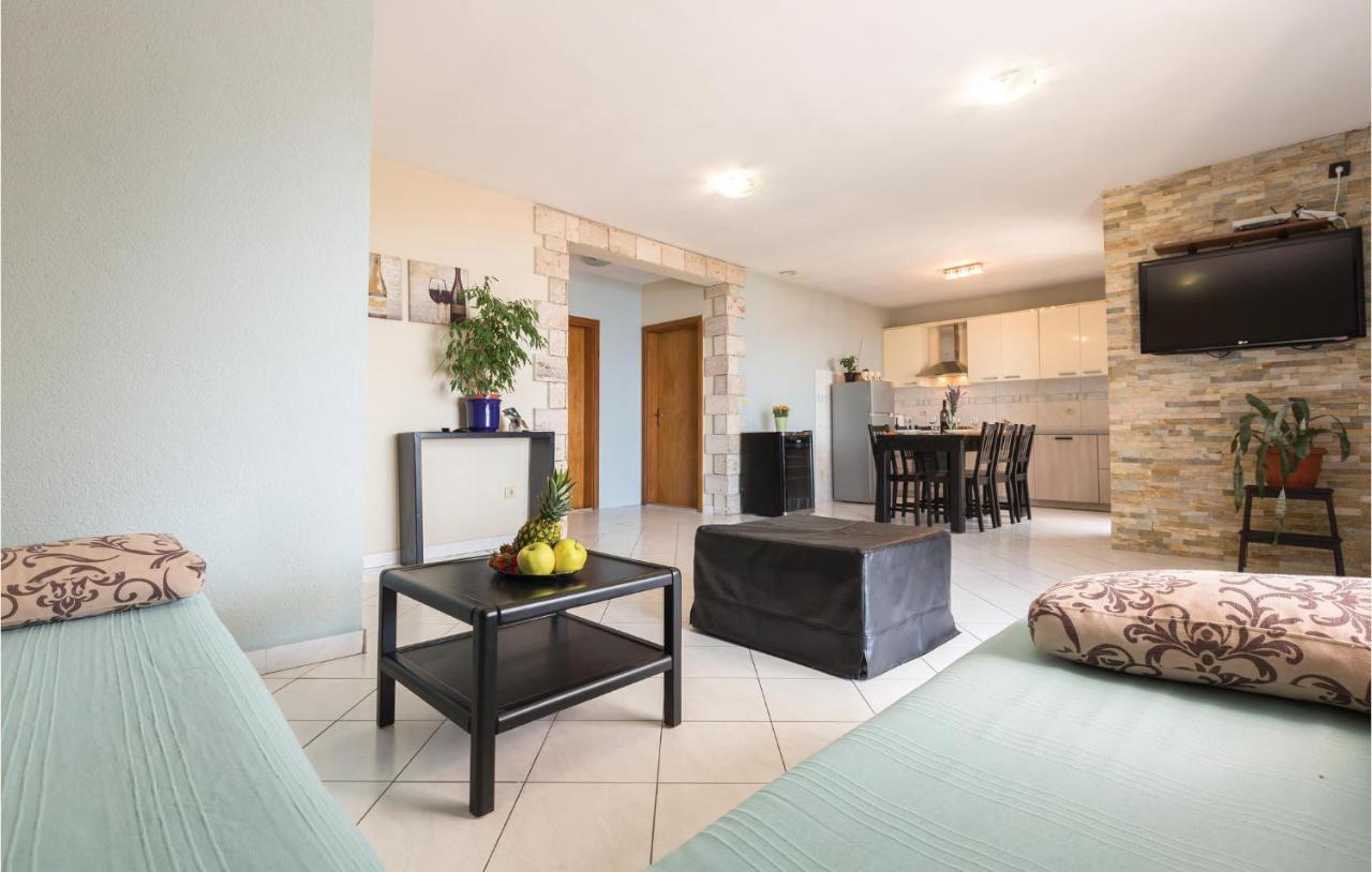 2 Bedroom Beautiful Apartment In Makarská Exteriér fotografie