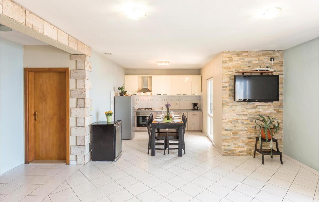 2 Bedroom Beautiful Apartment In Makarská Exteriér fotografie
