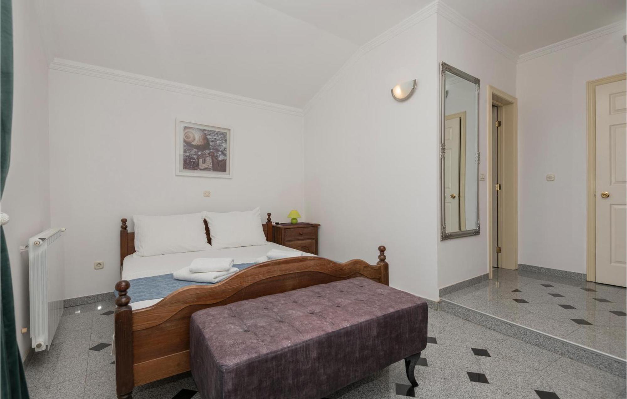 2 Bedroom Beautiful Apartment In Makarská Exteriér fotografie