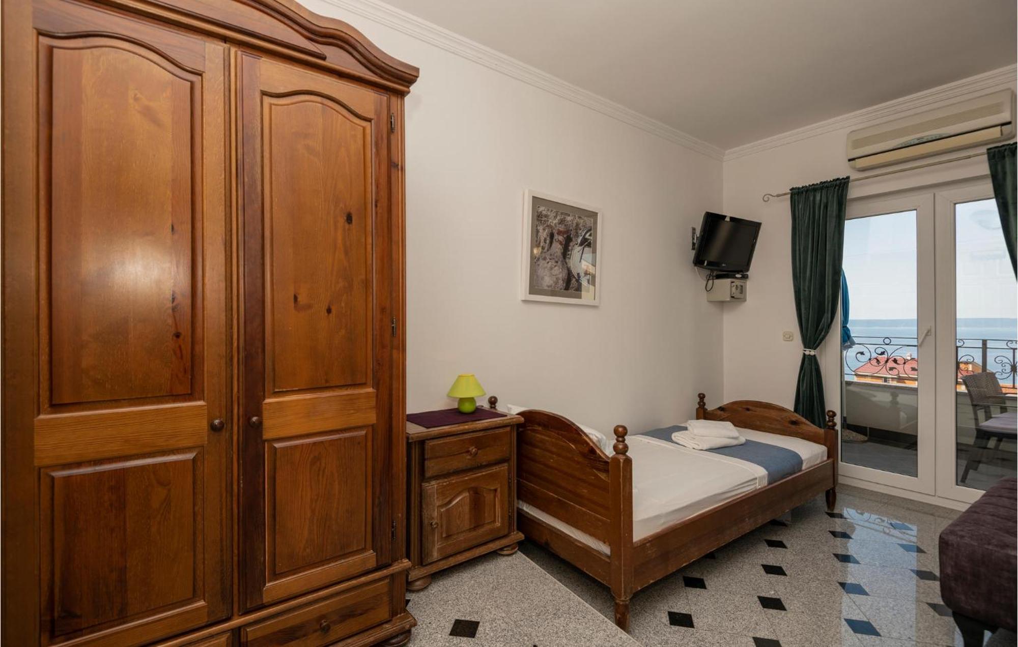 2 Bedroom Beautiful Apartment In Makarská Exteriér fotografie