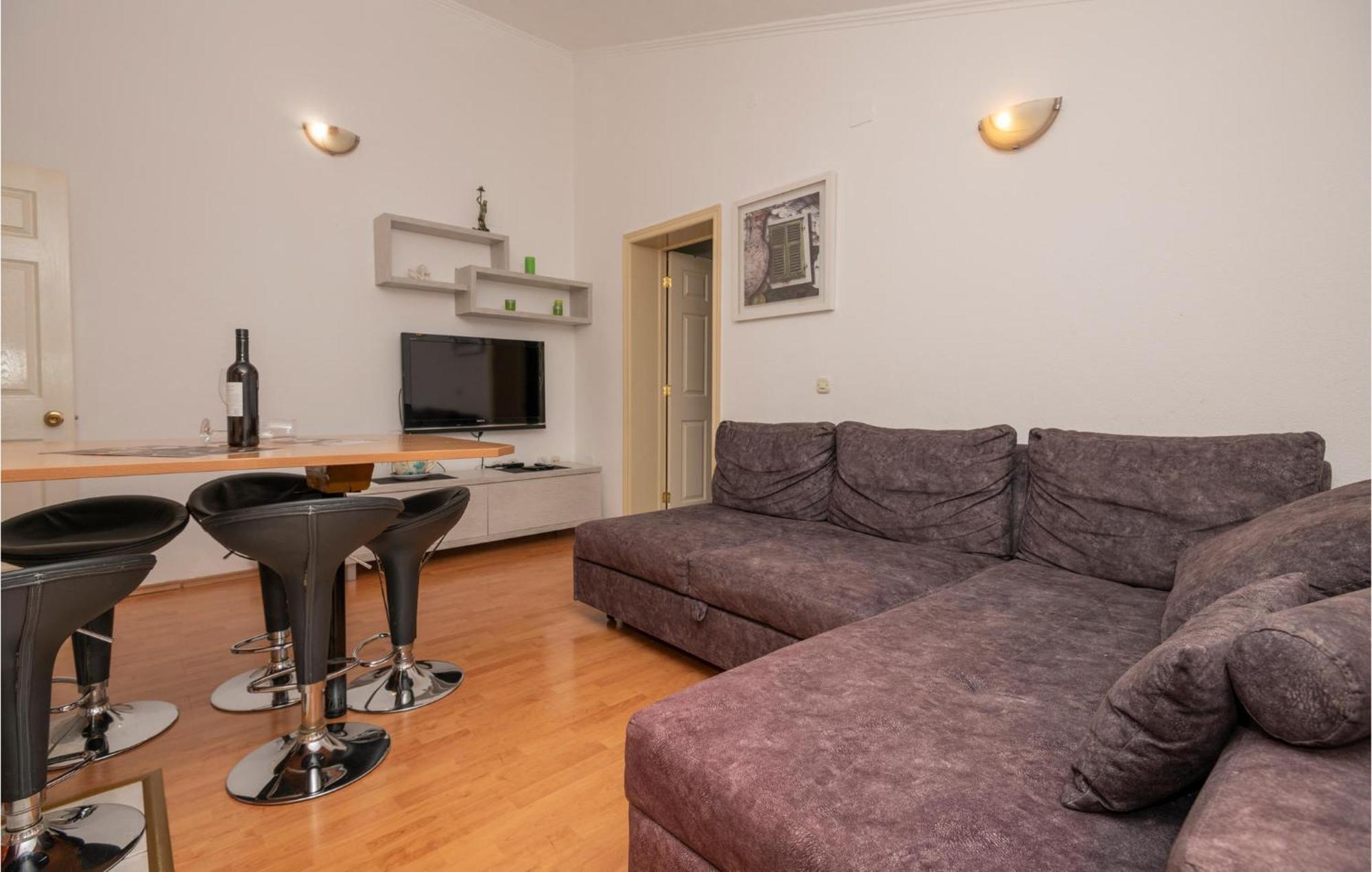 2 Bedroom Beautiful Apartment In Makarská Exteriér fotografie