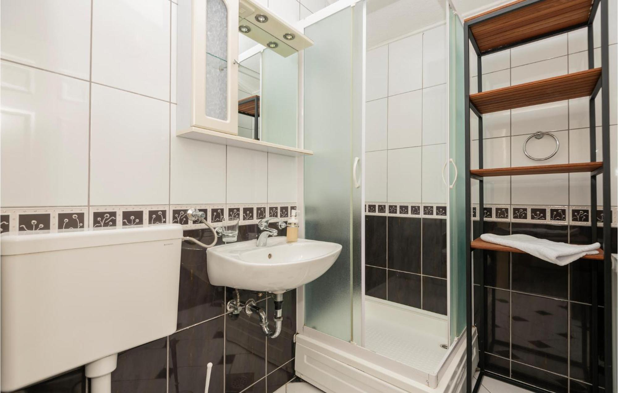 2 Bedroom Beautiful Apartment In Makarská Exteriér fotografie