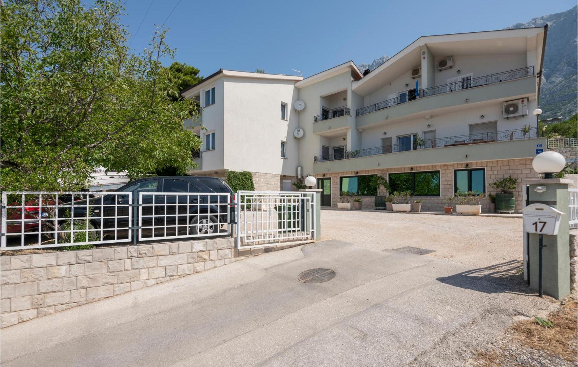 2 Bedroom Beautiful Apartment In Makarská Exteriér fotografie