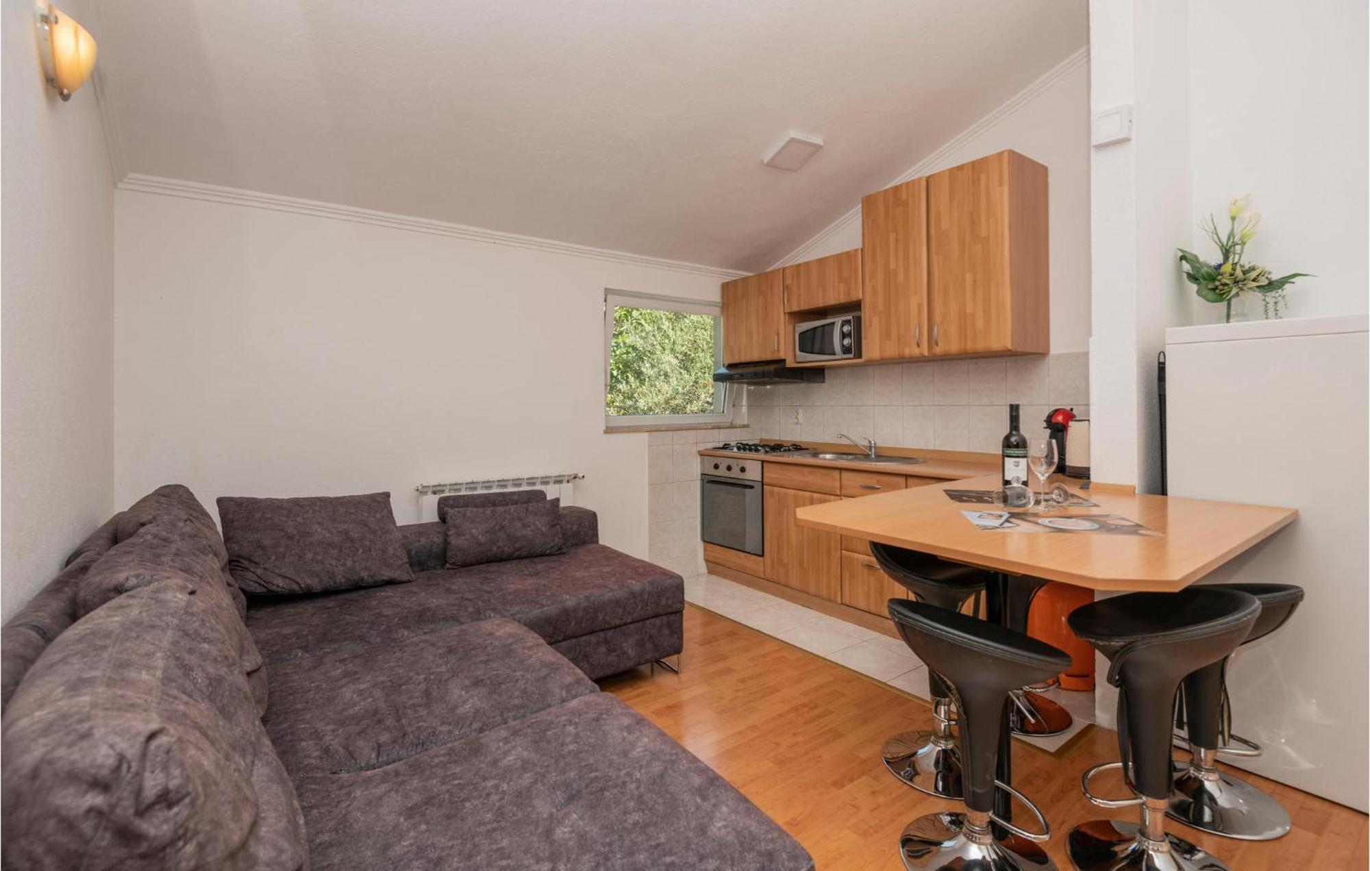 2 Bedroom Beautiful Apartment In Makarská Exteriér fotografie